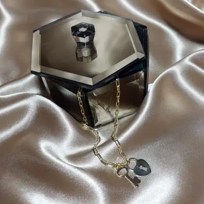 CHOKER CORRENTE PINGENTE CHAVE E CADEADO BANHO OURO 18K
