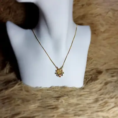 COLAR COM PINGENTE SANTO COMPEDRINHA BANHO OURO 18K