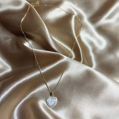 COLAR CORAÇÃO CRAVEJADO COM ZIRCÔNIA BANHO OURO 18K COR PRETA