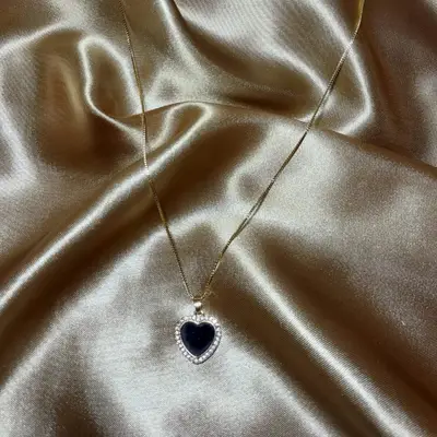 COLAR CORAÇÃO CRAVEJADO COM ZIRCÔNIA BANHO OURO 18K COR PRETA