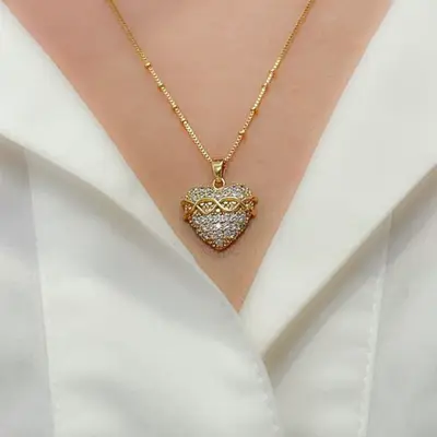 COLAR CORAÇÃO SAGRADO CRAVEJADO COM ZIRCÔNIA CRISTAL BANHO OURO 18K