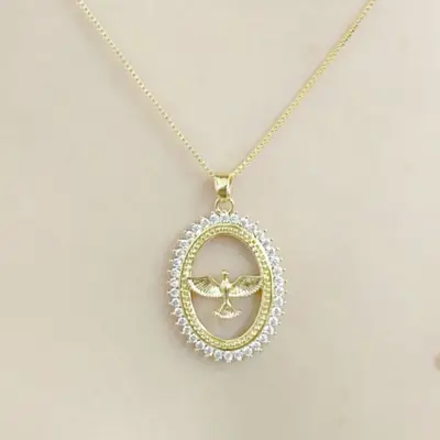 COLAR OVAL ESPIRITO SANTO CRAVEJADO COM ZIRCÔNIA CRISTAL BANHO OURO 18K