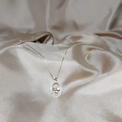 COLAR OVAL ESPIRITO SANTO CRAVEJADO COM ZIRCÔNIA CRISTAL BANHO OURO 18K