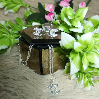 CONJUNTO CHANEL ZIRCONIA CRAVEJADA BANHO PRATA 999