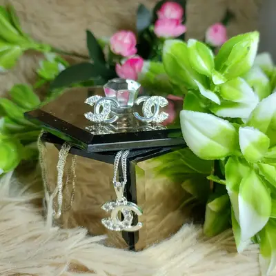 CONJUNTO CHANEL ZIRCONIA CRAVEJADA BANHO PRATA 999