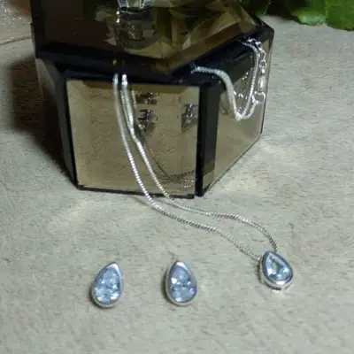 CONJUNTO GOTA ZIRCONIA ENVOLTO VAZADO CRISTAL BANHO PRATA 999.