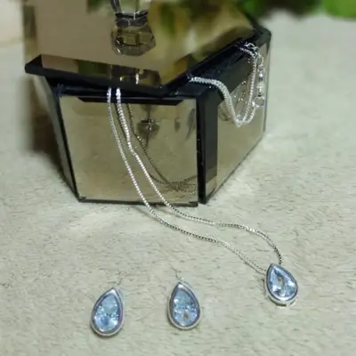 CONJUNTO GOTA ZIRCONIA ENVOLTO VAZADO CRISTAL BANHO PRATA 999.