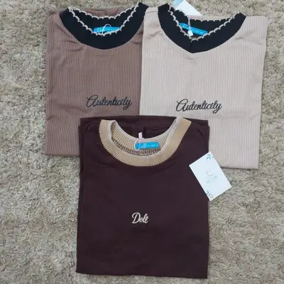 T-SHIRT GOLA E PUNHOS
