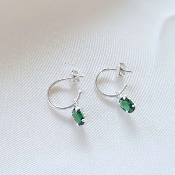 Brinco Meia Argola Verde Zircônia - Mais Prata