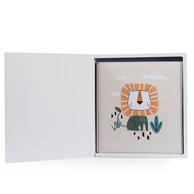 ÁLBUM DE FOTOS COM ESTOJO PARA BEBÊ 15X21/20X25 - Leão
