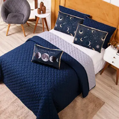 Kit Cobre Leito Colcha CASAL PADRÃO Astros Azul Marinho com Almofada Estampada 06 Peças - Dupla Face Percal 300 Fios