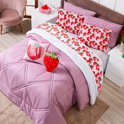 Kit Edredom CASAL PADRÃO Morangos Rosê com Almofadas Estampadas 07 Peças - Dupla Face Percal 300 Fios