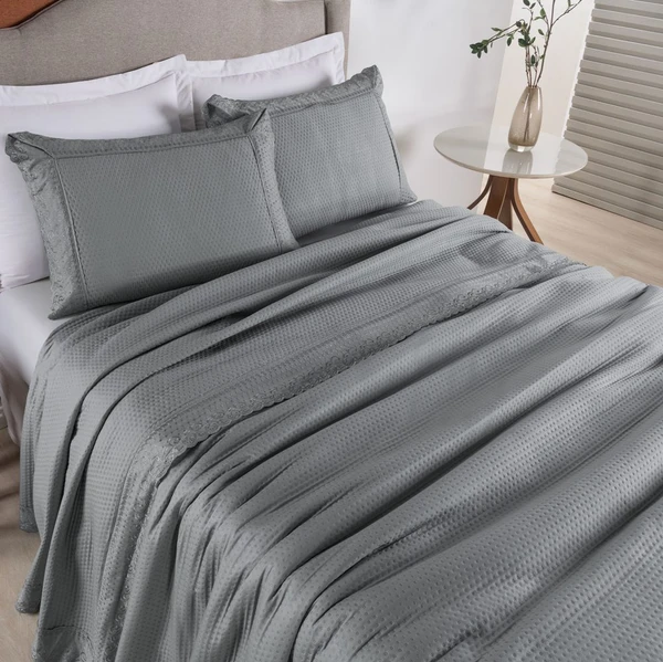 Colcha Queen Home Paris com Bordado Inglês Micropercal 300 Fios Toque de Algodão 3 Peças - Chumbo - 100% Poliéster